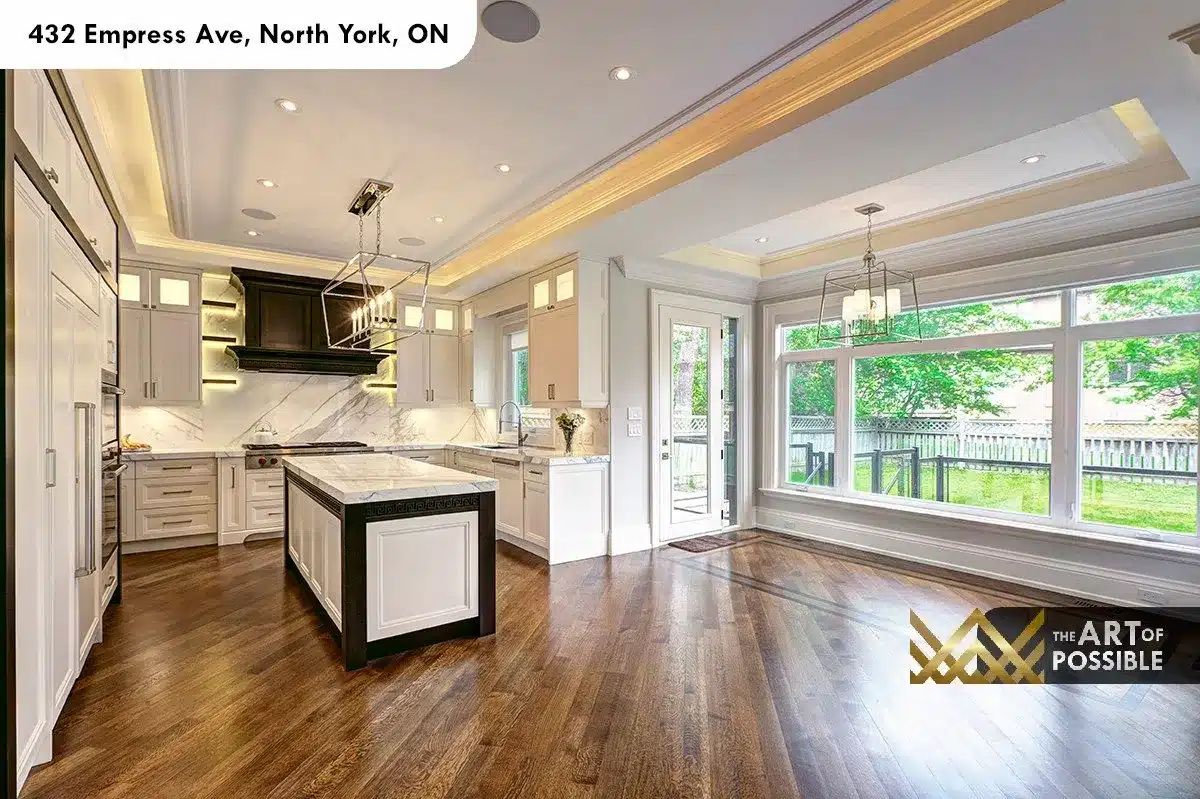 432 Empress Ave - breakfast area and kitchen open plan with walkout door