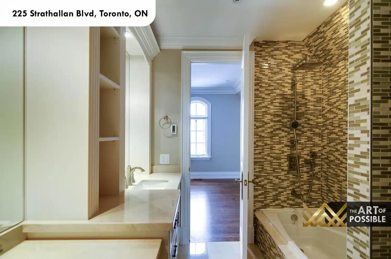 225 Strathallan Blvd Toronto - Semi-ensuite with mosaic tile shower